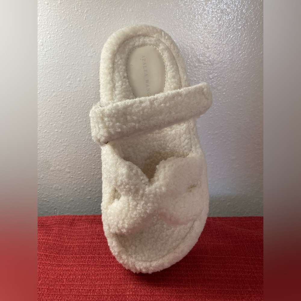 NWT…AZALEA WANG PLATFORM SLIDE SANDALS